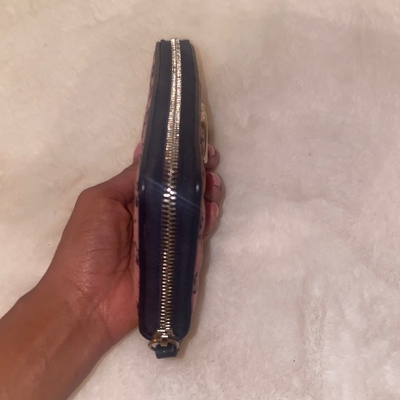 Like new Gucci wallet 100% authentic! - Picture 2 of 5